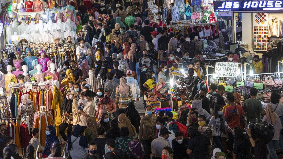 FOTO: Pengunjung Pasar Tanah Abang Membeludak