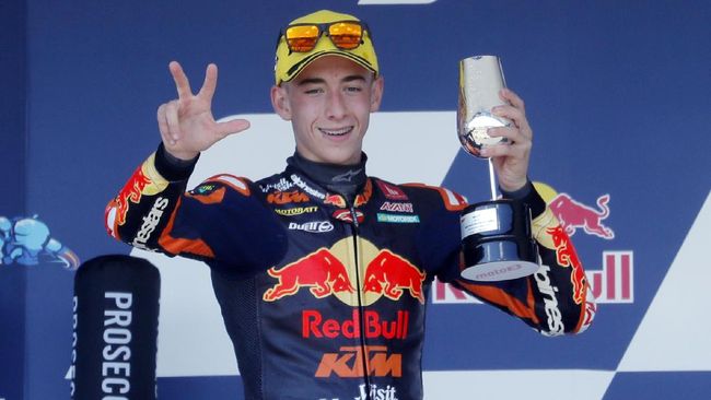 Pembalap Red Bull KTM Pedro Acosta meraih pole position Moto2 Prancis 2022 di Sirkuit Le Mans, Minggu (15/5).