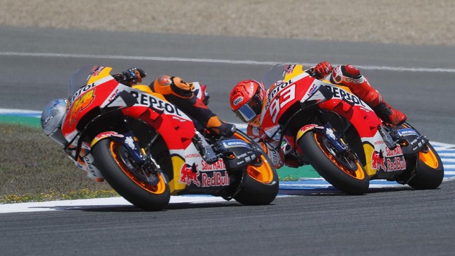 Marc Marquez kesal usai dua pembalap Honda terjatuh dalam latihan bebas (FP2) MotoGP Belanda di Sirkuit Assen, Jumat (25/6).