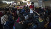 FOTO: Pengunjung Pasar Tanah Abang Membeludak Pengunjung di Pasar Tanah Abang, Jakarta Pusat membeludak beberapa hari belakangan. Hari Minggu (2/5) pengunjung tercatat mencapai 100 ribu orang.