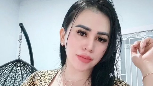 Selebgram Ratu Entok ditahan usai ditetapkan menjadi tersangka kasus penistaan kepercayaan lantaran meminta Yesus pangkas rambut.