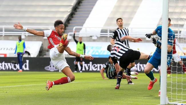Arsenal menang 2-0 atas Newcastle United dalam lanjutan pertandingan pekan ke-34 Liga Inggris di Stadion St. Jamess Park, Minggu (2/5).