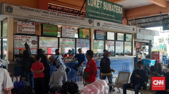 Para penumpang yang terdiri dari beragam usia ini sudah memenuhi terminal Kampung Rambutan, Jakarta Timur, Minggu (2/5) pagi.
