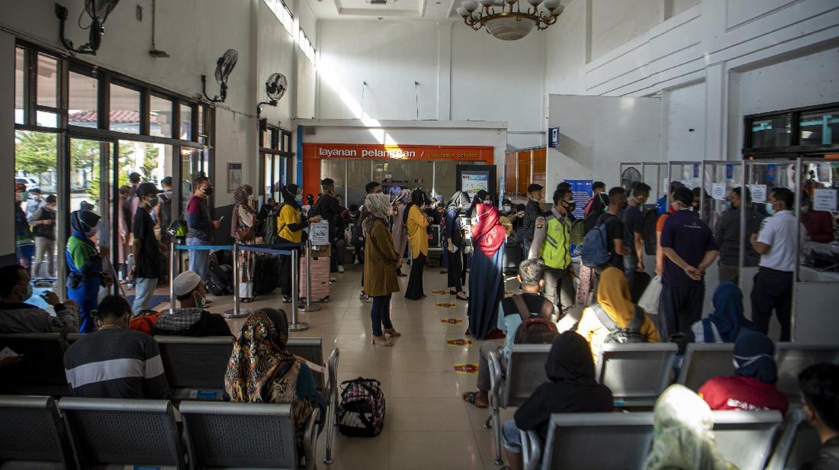 FOTO: Suasana Jelang Mudik Dilarang di Stasiun Palembang