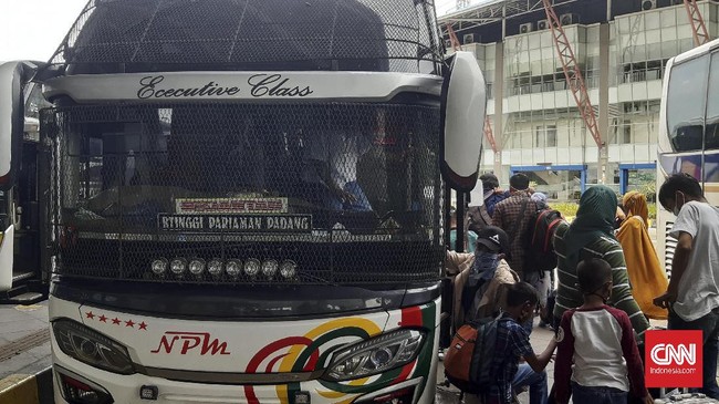 Terminal Pulo Gebang telah memberangkatkan ribuan penumpang menuju kampung halaman masing-masing jelang larangan mudik lebaran 6-17 Mei 2021.
