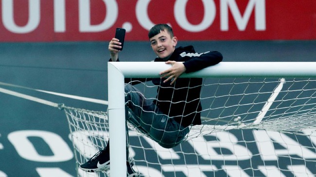 FOTO: Detik-detik Suporter Man Utd 'Bajak' Old Trafford