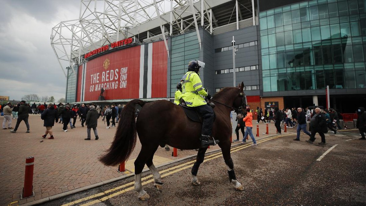 FOTO: Detik-detik Suporter Man Utd 'Bajak' Old Trafford