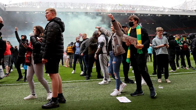 Ratusan suporter Manchester United mendobrak masuk Stadion Old Trafford jelang duel Man Utd vs Liverpool di Liga Inggris.
