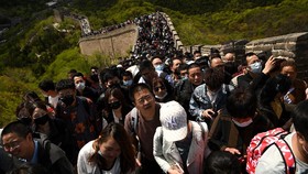 FOTO: Lautan Wisatawan Tembok Besar China di Hari Buruh