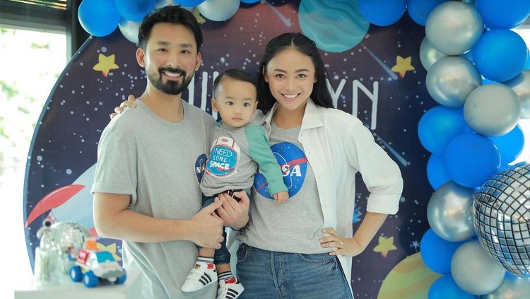 Whulandary Herman bersama suami dan anak