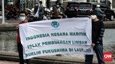 FOTO: Aksi Damai Jaga Laut Tolak Limbah Nuklir Jepang Belasan Pemuda Peduli Lingkungan dan Kelestarian Alam, menggelar aksi damai menolak rencana Jepang membuang 1 juta ton lebih air limbah.