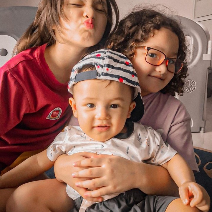 <p>Jadi jagoan di rumah, Baby Saka juga akur dengan kakak-kakak perempuannya. (Foto: Instagram @ussypratama)</p>