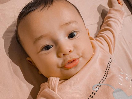 7 Potret Gemasnya Baby Shaka, Anak Ussy Sulistiawaty yang Disebut Mirip Vincenzo