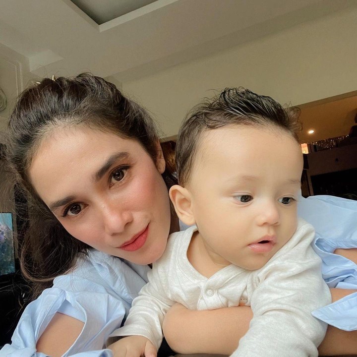 <p>Aktris Ussy Sulistiawaty menjadi pendonor ASI untuk anak kedua Rachel Maryam, Muhammad Eijaz Mata Air, yang lahir pada 2 Oktober 2020. Kala itu diketahui Rachel Maryam mengalami perdarahan hebat pasca melahirkan anak keduanya sehingga membutuhkan perawatan intensif. Ussy sendiri mendonorkan ASI miliknya karena memang masih menyusui sang putra Saka yang lahir pada 1 September 2020. (Foto: Instagram @ussypratama)</p>