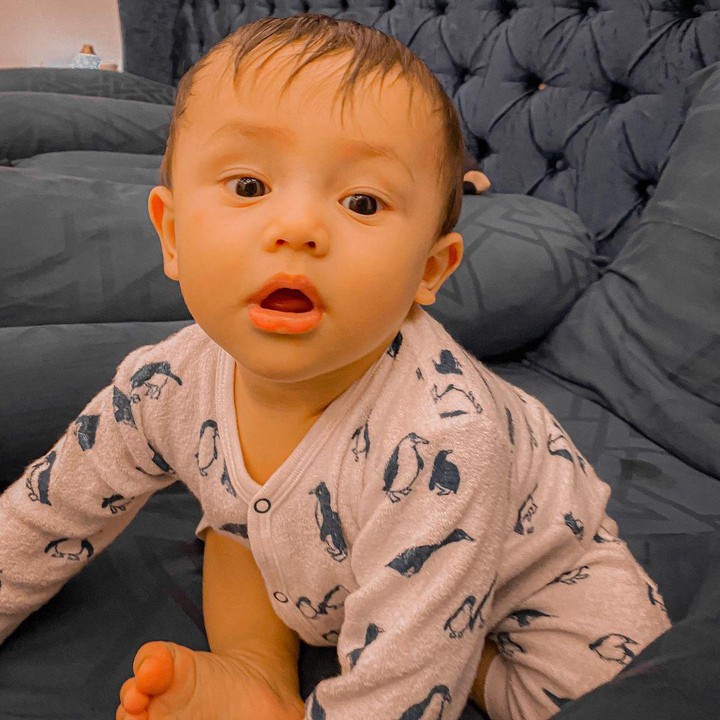<p>Banyak yang bilang Saka mirip Ayah Andhika nih. Setuju enggak, Bunda? (Foto: Instagram @ussypratama)</p>