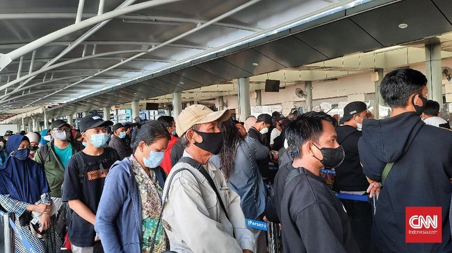 Jelang larangan mudik Lebaran, ribuan orang mengantre tes GeNose Covid-19 di Stasiun Senen, Jakarta. Protokol kesehatan menjaga jarak sosial sulit diterapkan.