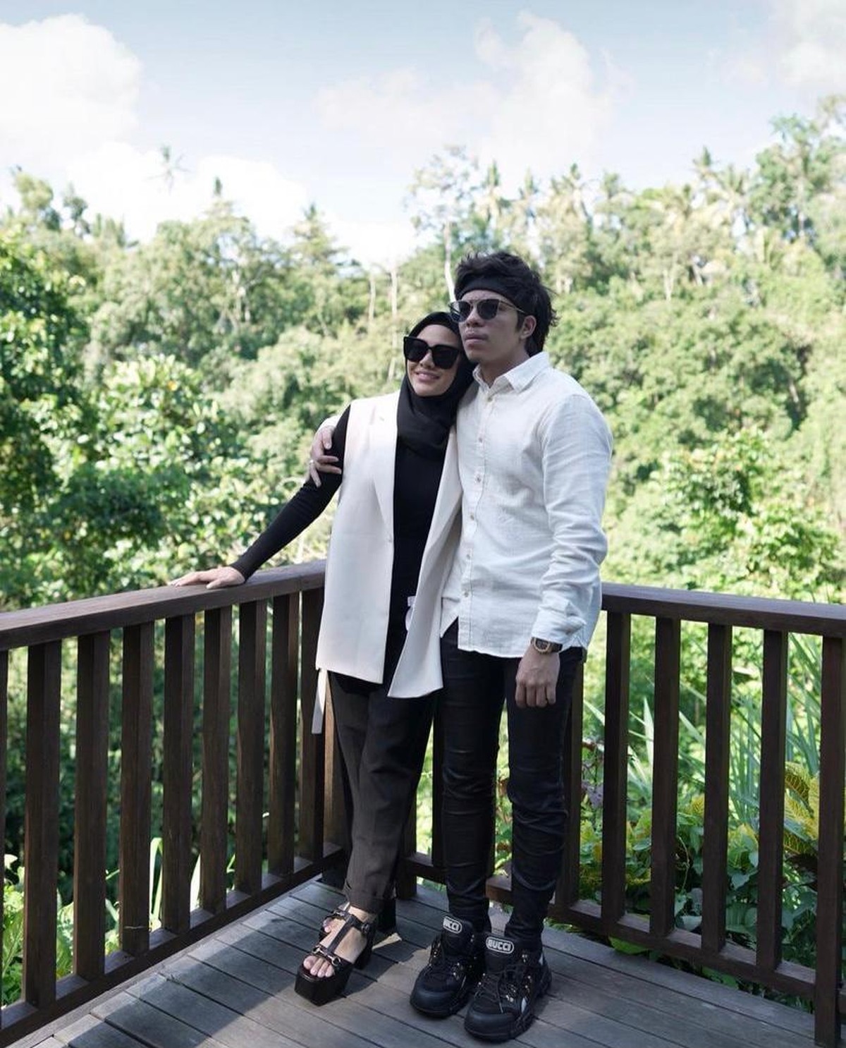 Atta Halilintar dan Aurel Hermansyah merayakan ulang tahun pernikahan ke satu bulan&period; Yuk kita intip kemesraan mereka setelah sebulan menjadi pasangan suami istri&excl;