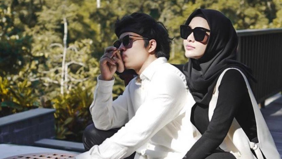 Atta Halilintar dan Aurel Hermansyah merayakan ulang tahun pernikahan ke satu bulan. Yuk kita intip kemesraan mereka setelah sebulan menjadi pasangan suami istri!