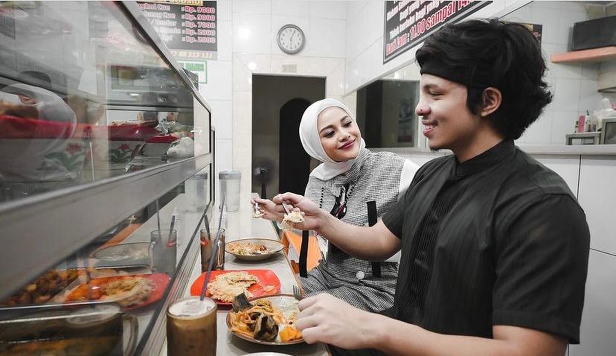 Atta Halilintar dan Aurel Hermansyah merayakan ulang tahun pernikahan ke satu bulan&period; Yuk kita intip kemesraan mereka setelah sebulan menjadi pasangan suami istri&excl;