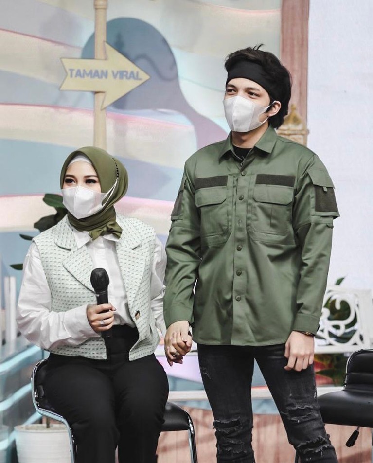Atta Halilintar dan Aurel Atta Halilintar dan Aurel Hermansyah merayakan ulang tahun pernikahan ke satu bulan. Yuk kita intip kemesraan mereka setelah sebulan menjadi pasangan suami istri!