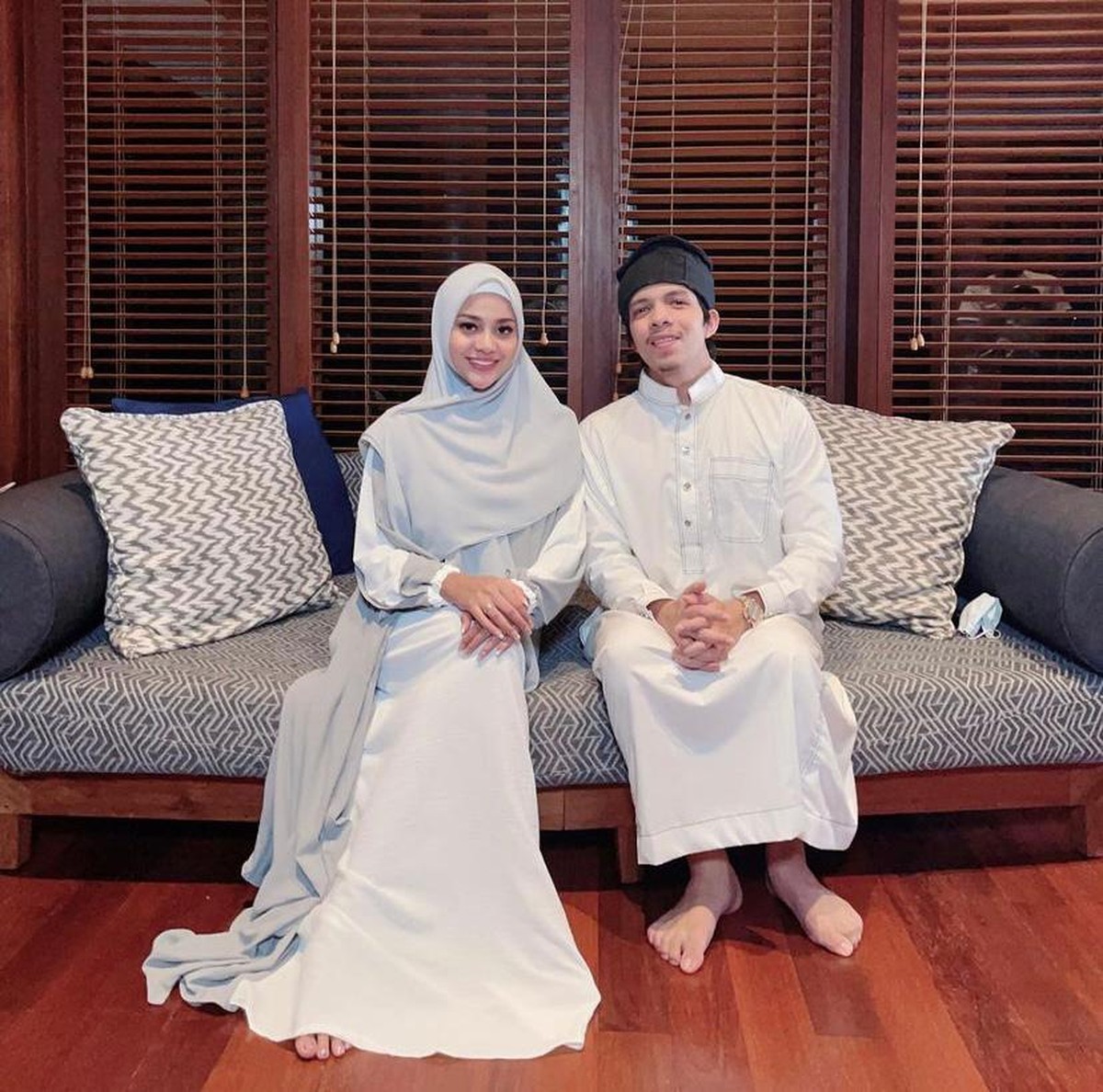 Atta Halilintar dan Aurel Hermansyah merayakan ulang tahun pernikahan ke satu bulan&period; Yuk kita intip kemesraan mereka setelah sebulan menjadi pasangan suami istri&excl;