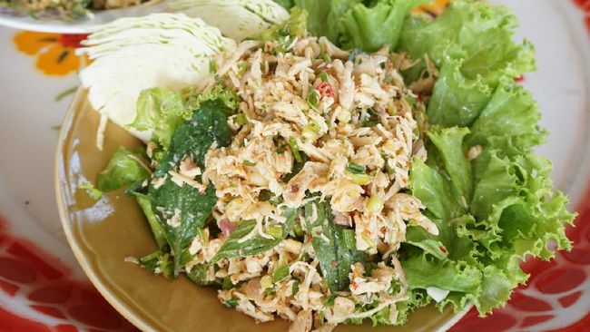 Bagi para penggemar masakan pedas, gurih, dan asin, Anda bisa mencoba resep praktis berbuka: ayam suwir cabe ijo.
