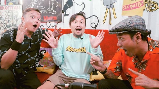 Grup band Superglad tengah menjadi perbincangan usai video mereka beraksi di panggung dan menimbulkan kerumunan penonton ramai dibicarakan.
