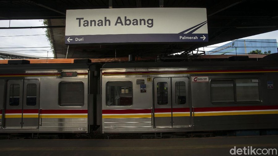 KRL tak akan berhenti di Stasiun Tanah Abang pada pukul 15.00 hingga 19.00 WIB. Kebijakan ini diputuskan imbas kerumunan di Pasar Tanah Abang akhir pekan lalu.