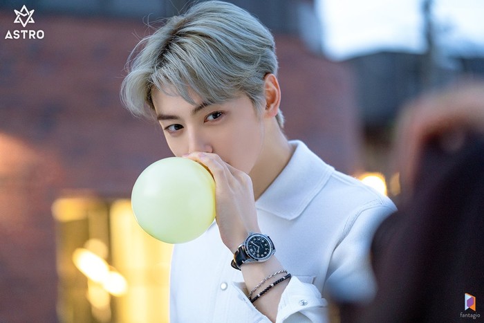 Cha Eun Woo juga menggunakan beberapa properti seperti balon yang menunjukkan sisi cerianya / foto: fantagio entertainment