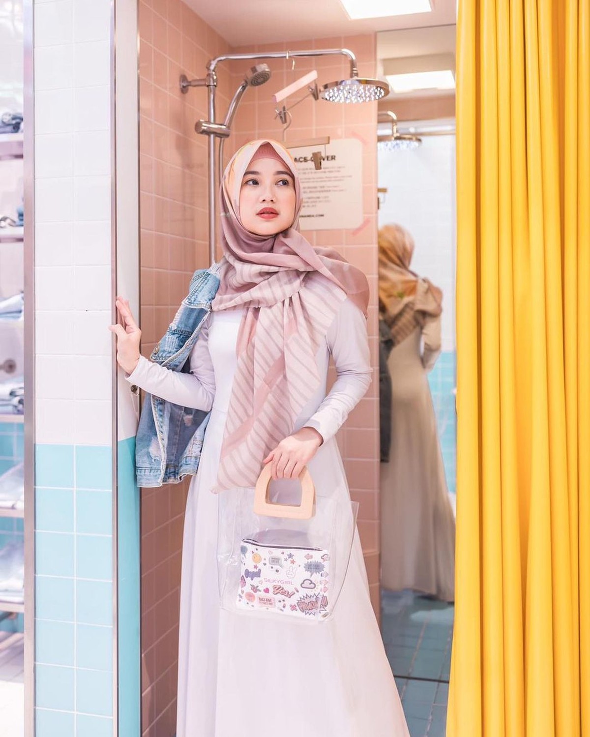 Chacha Frederica tuai hujatan karena mukena yang ia kenakan saat tarawih bareng keluarga&period; Yuk kita intip potret cantik Chacha&excl;