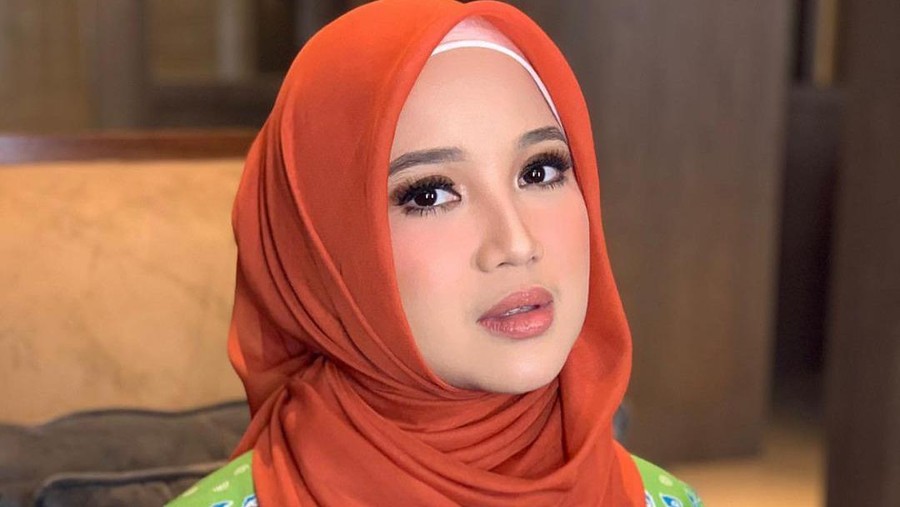 Chacha Frederica tuai hujatan karena mukena yang ia kenakan saat tarawih bareng keluarga. Yuk kita intip potret cantik Chacha!