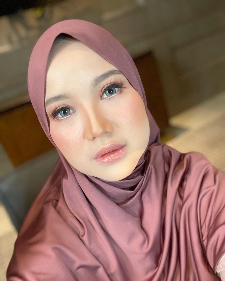 Chacha Frederica tuai hujatan karena mukena yang ia kenakan saat tarawih bareng keluarga. Yuk kita intip potret cantik Chacha!