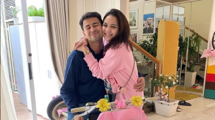 Cotton Sweatshirt warna pink kolaborasi antara Doraemon X Gucci (Rp 19.600.000) / foto: instagram.com/raffinagita1717