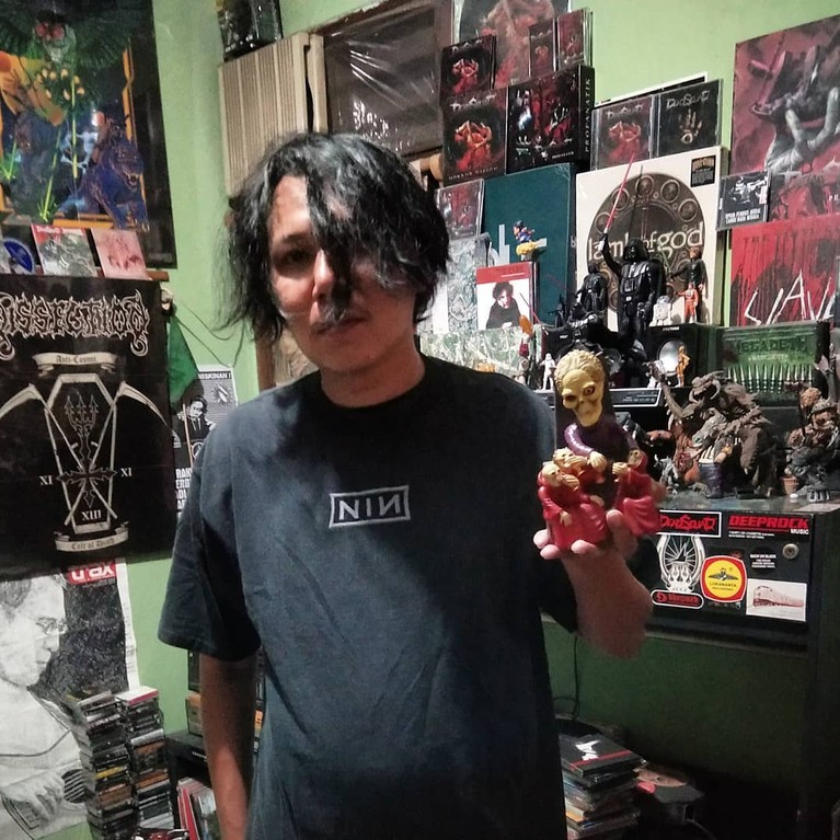 Kabar mengejutkan datang dari vokalis band DeadSquad, Daniel Mardhany yang ditangkap karena narkoba. Yuk kita lihat kumpulan beberapa foto Daniel!