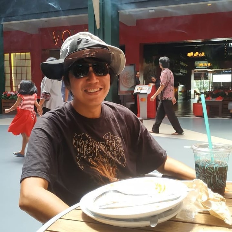 Kabar mengejutkan datang dari vokalis band DeadSquad, Daniel Mardhany yang ditangkap karena narkoba. Yuk kita lihat kumpulan beberapa foto Daniel!
