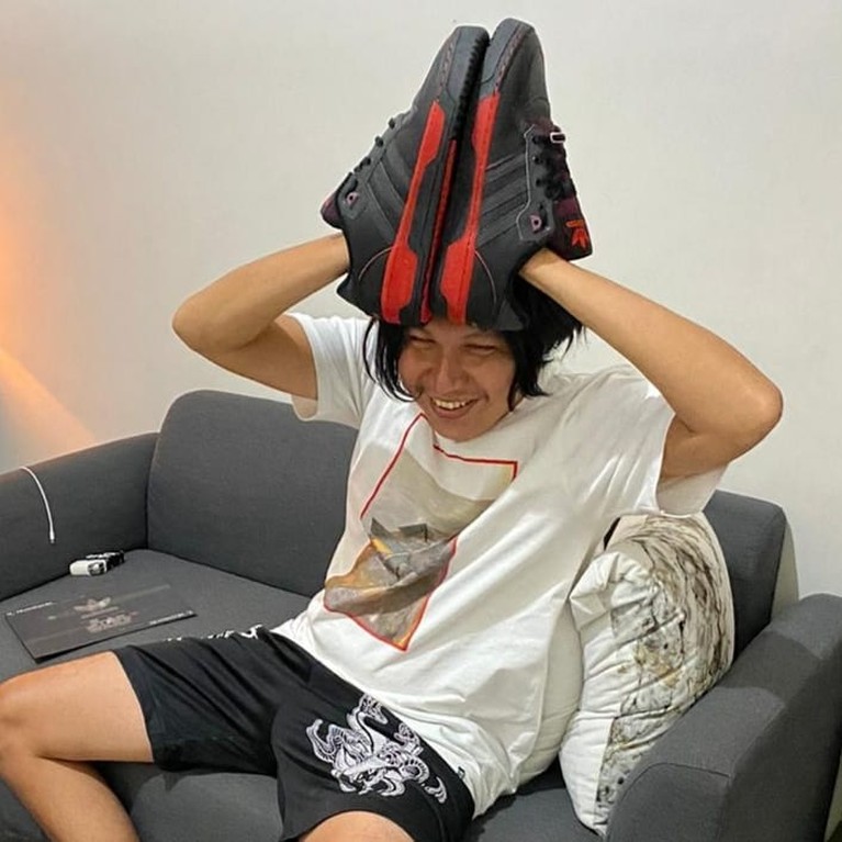 Kabar mengejutkan datang dari vokalis band DeadSquad, Daniel Mardhany yang ditangkap karena narkoba. Yuk kita lihat kumpulan beberapa foto Daniel!