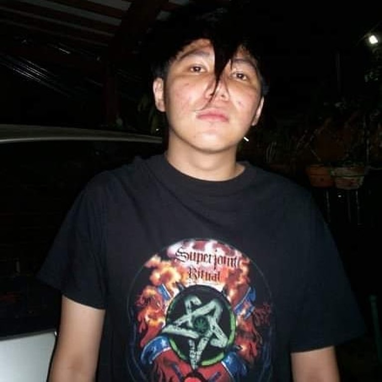 Kabar mengejutkan datang dari vokalis band DeadSquad, Daniel Mardhany yang ditangkap karena narkoba. Yuk kita lihat kumpulan beberapa foto Daniel!