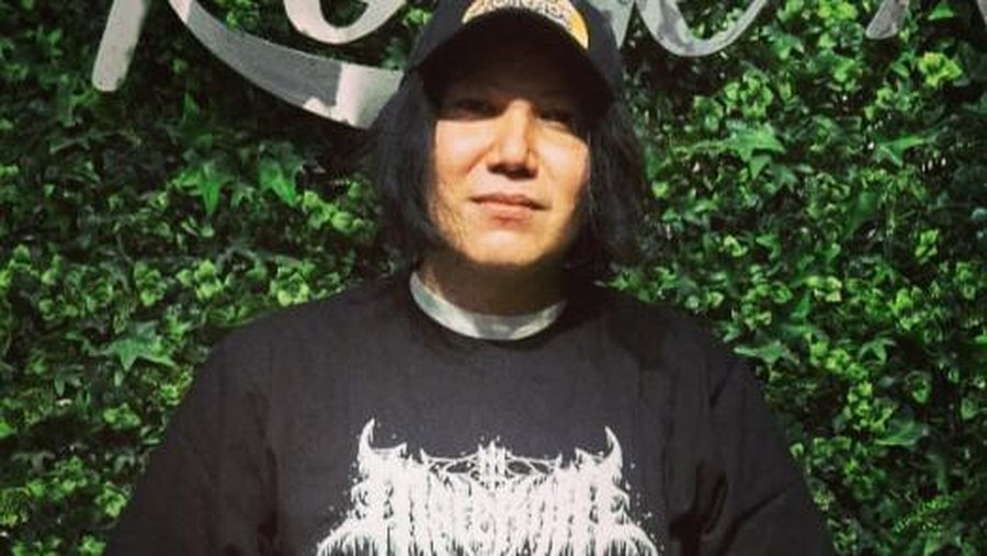 Kabar mengejutkan datang dari vokalis band DeadSquad, Daniel Mardhany yang ditangkap karena narkoba. Yuk kita lihat kumpulan beberapa foto Daniel!