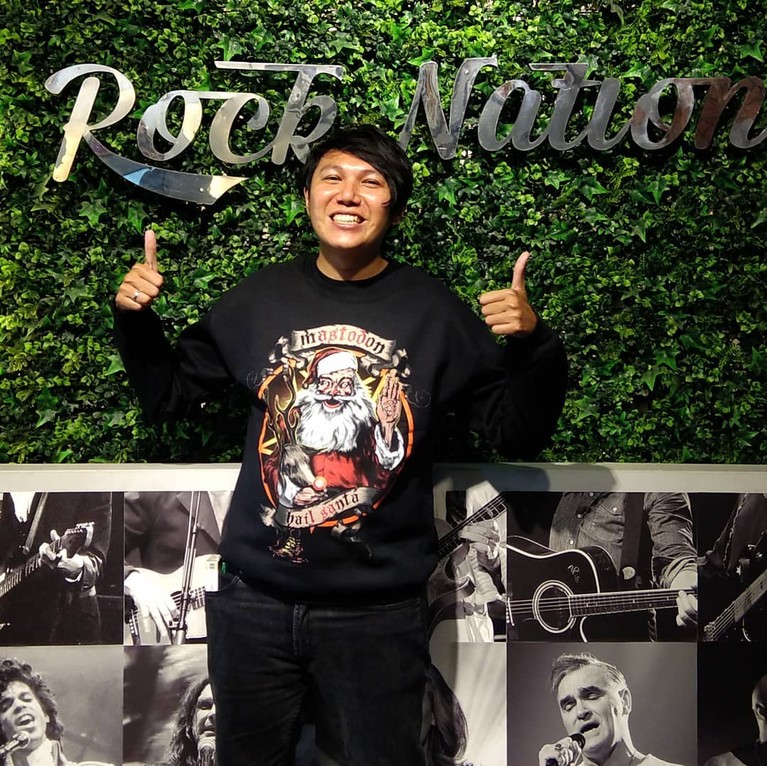 Kabar mengejutkan datang dari vokalis band DeadSquad, Daniel Mardhany yang ditangkap karena narkoba. Yuk kita lihat kumpulan beberapa foto Daniel!