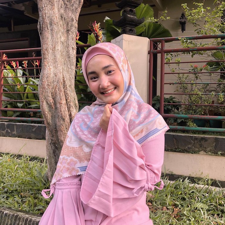 Fatin Shidqia Lubis Penyanyi Fatin Shidqia berbagi cerita soal menjalani puasa di bulan Ramadhan. Yuk kita intip gaya Fatin selama bulan Ramadhan!