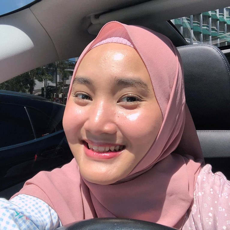 Fatin Shidqia Lubis Penyanyi Fatin Shidqia berbagi cerita soal menjalani puasa di bulan Ramadhan. Yuk kita intip gaya Fatin selama bulan Ramadhan!