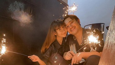 img-title Sambut Tahun Baru, Gilang Dirga Umumkan Kehamilan Sang Istri