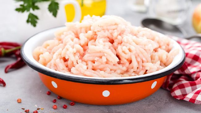 Mencuci ayam mentah ternyata tidak membuatnya lebih bersih. Kebiasaan ini justru bisa menyebarkan bakteri berbahaya di dapur.