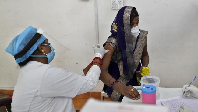 Lonjakan kasus Covid-19 itu disebut usai negara bagian selatan India, Kerala menghelat festival lokal akbar.