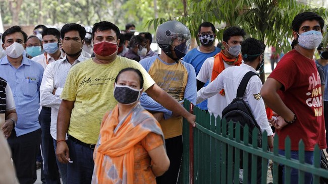 India mengevakuasi hampir 150 ribu warga dari daerah dataran rendah di sepanjang pantai barat untuk antisipasi terjangan topan kuat.