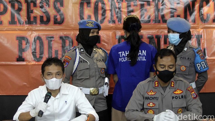 Satreskrim Polres Bantul telah menangkap wanita pengirim takjil beracun yang menewaskan bocah yang memakan takjil tersebut. Begini tampangnya.