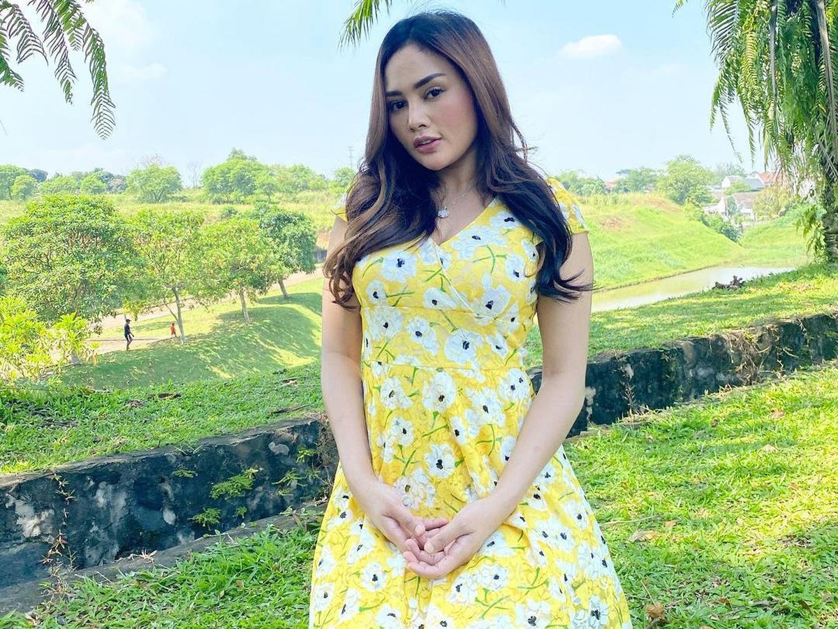 Intan Ratna Juwita yang masih berstatus sebagai istri Maell Lee mengaku tak diberi nafkah&period; Ia dikabarkan tengah berjualan es kelapa&comma; yuk kita intip potret Intan Ratna Juwita&excl;