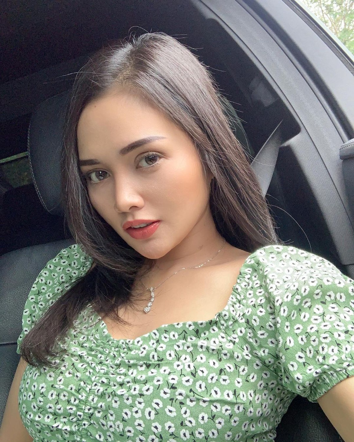 Intan Ratna Juwita yang masih berstatus sebagai istri Maell Lee mengaku tak diberi nafkah&period; Ia dikabarkan tengah berjualan es kelapa&comma; yuk kita intip potret Intan Ratna Juwita&excl;