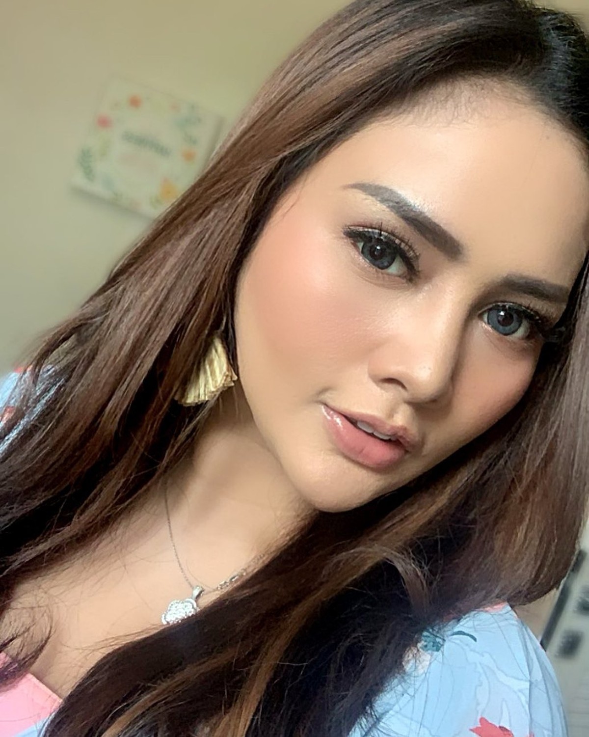 Intan Ratna Juwita yang masih berstatus sebagai istri Maell Lee mengaku tak diberi nafkah&period; Ia dikabarkan tengah berjualan es kelapa&comma; yuk kita intip potret Intan Ratna Juwita&excl;