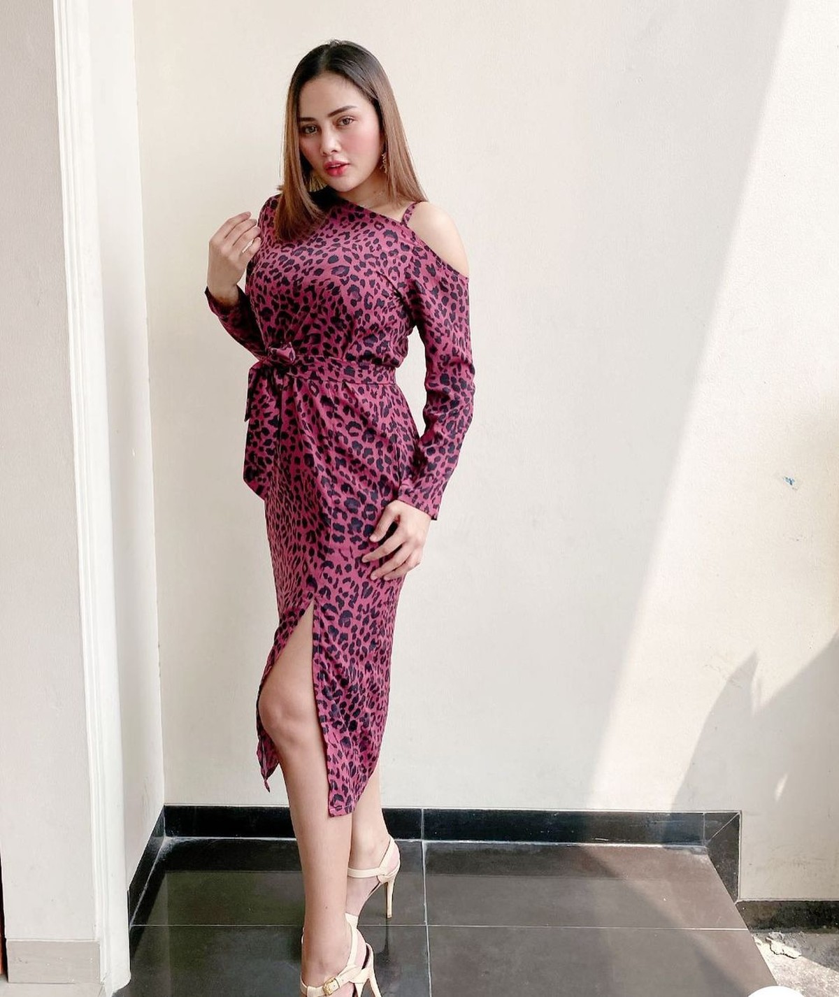 Intan Ratna Juwita yang masih berstatus sebagai istri Maell Lee mengaku tak diberi nafkah&period; Ia dikabarkan tengah berjualan es kelapa&comma; yuk kita intip potret Intan Ratna Juwita&excl;